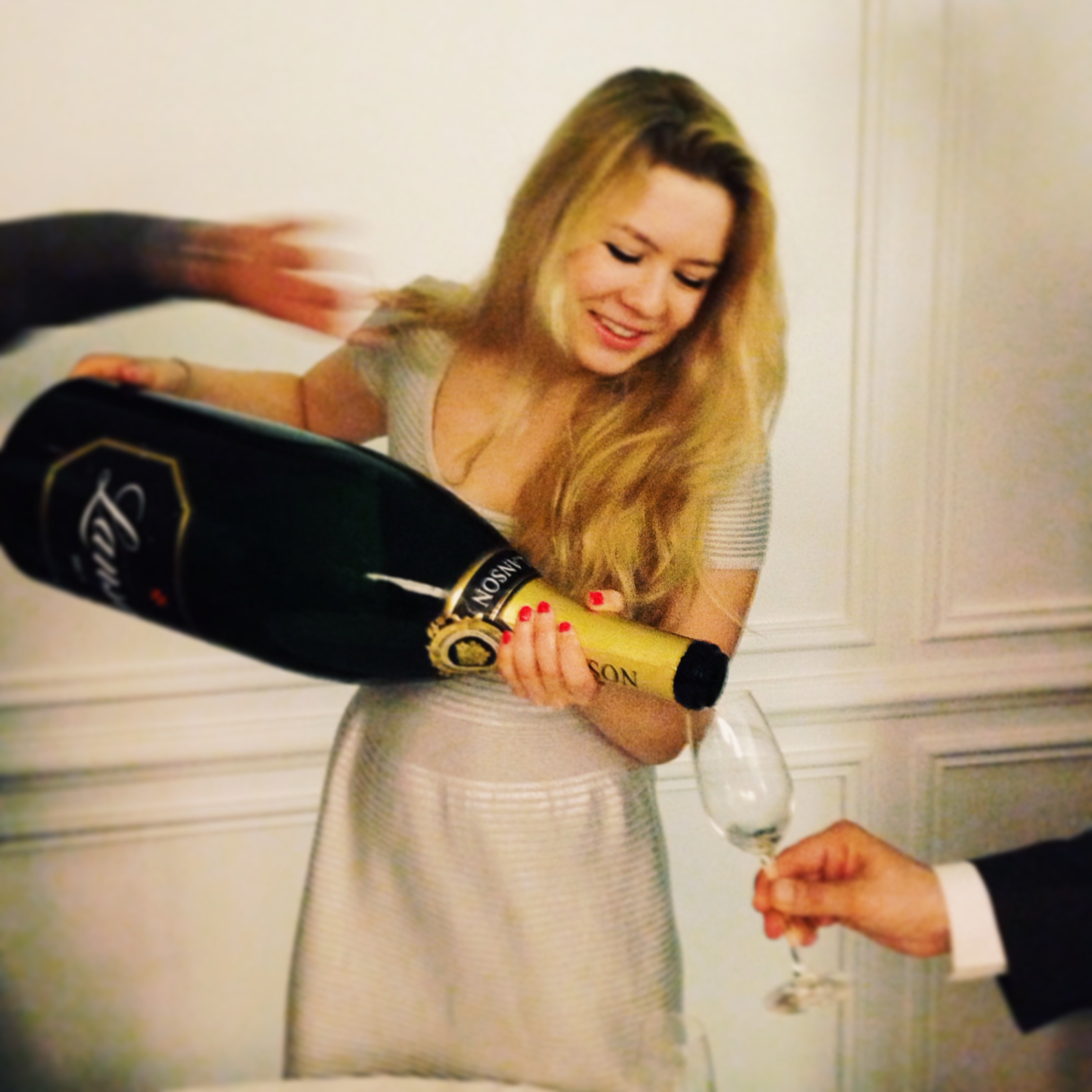 Фото Бутылки Шампанского В Руке У Девушки